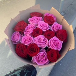 Букет из 19 красных и розовых роз