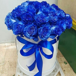 35 синих роз в шляпной коробке