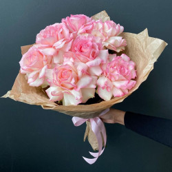 Букет «Букет из 7 розовых ажурных роз»