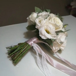Букет невесты из белых роз и эустома