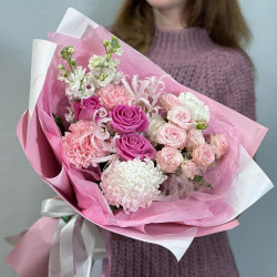Букет из розовых роз и белых хризантем